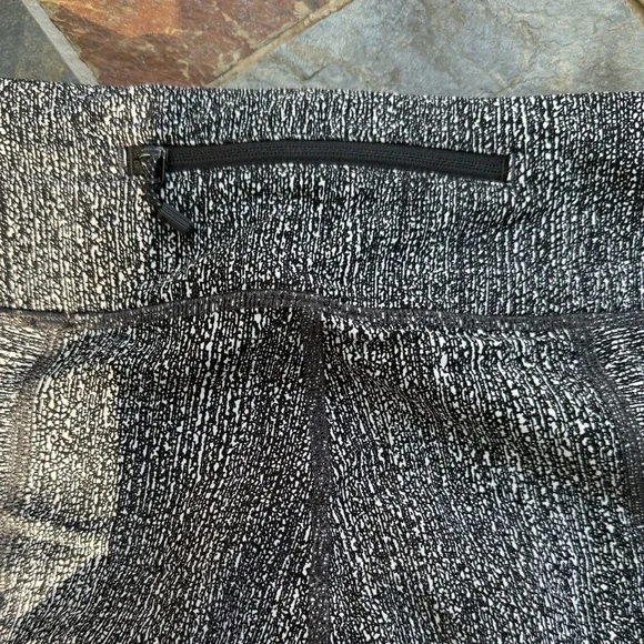 Lululemon Tight Stuff Tight II Leggings 25” Black and White - Picture 3 of 4